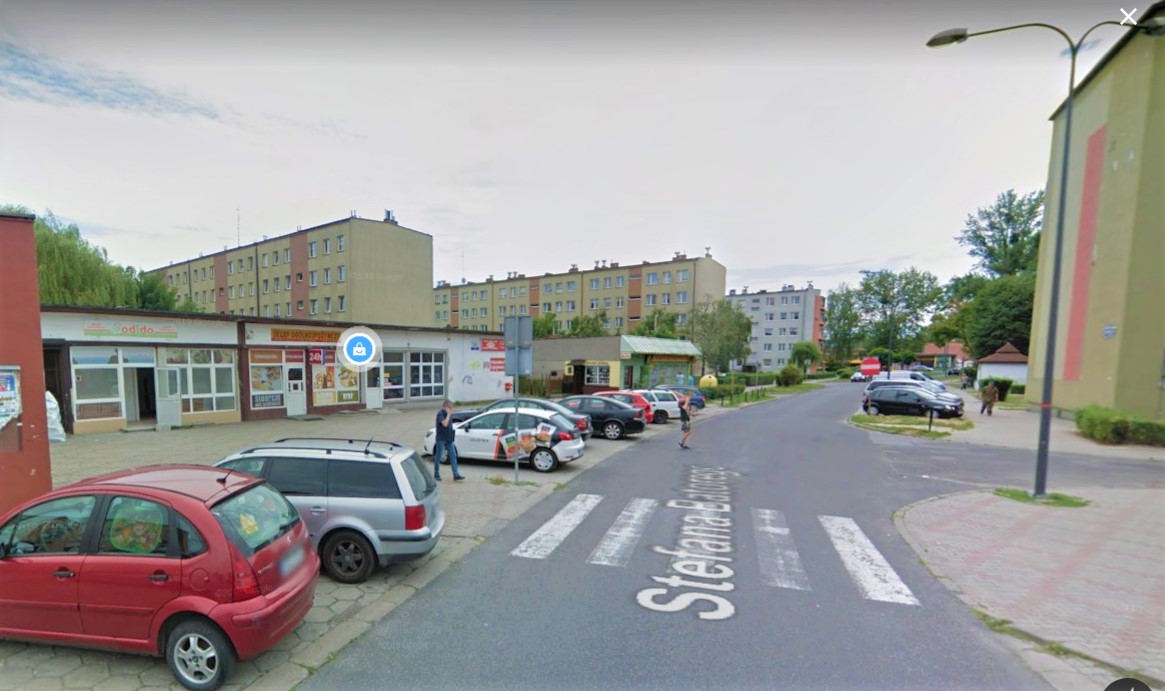 Widok na pawilon przy ulicy Batorego 4 w Knurowie. Źróło; street view google